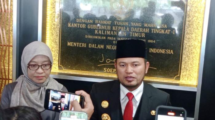 Gubernur Kalimantan Timur Rudy Mas'ud memberikan keterangan kepada awak media di Samarinda, Senin (23/2/2026), terkait polemik pengadaan mobil dinas senilai Rp 8,5 miliar:(Pandawa Borniat/kompas.com)