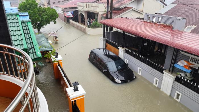 Rumah-rumah Warga tenggelam separuh di Marelan, Kecamatan Terjun. Air sudah sepaha hingga sedada orang dewasa berdampak warga terisolasi tanpa pertolongan dan bantuan, Kamis (27/11/2025)