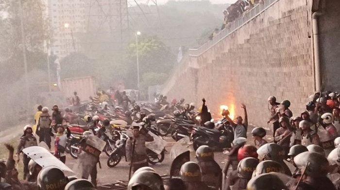 Rusuh Usai Laga Gresik United Vs Deltras, Polisi Terpaksa Tembakkan Gas Air Mata, Puluhan Orang Luka