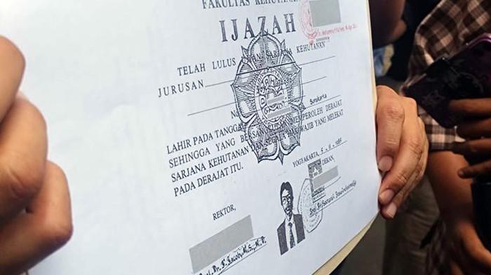 SALINAN IJAZAH JOKOWI DI KIP: Sidang sengketa informasi publik terkait ijazah Jokowi yang digelar Komisi Informasi Pusat (KIP), Jakarta, Senin (24/11/2025): ((KOMPAS.com/SINGGIH WIRYONO)