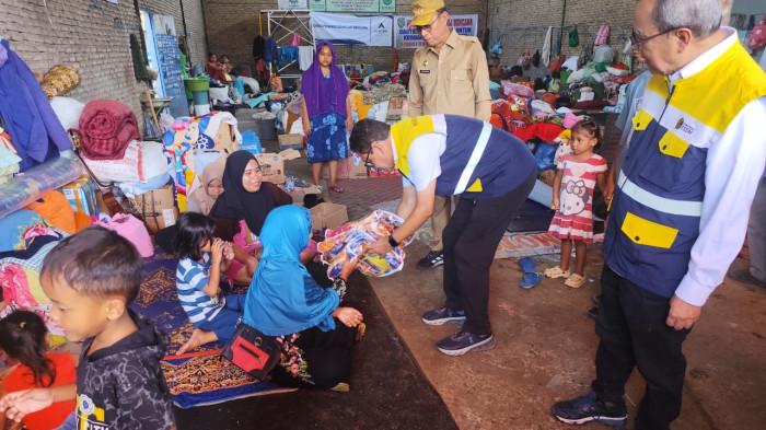 SELIMUT - Dermawan Panggabean akhienya mendapatkan bantuan selimut oleh Bupati Tapsel Gus Irawan, Selasa (23/12/2025). Sebelumnya ia kedinginan selama bertahan hidup di posko pengungsian Batu Hula, Batangtoru.