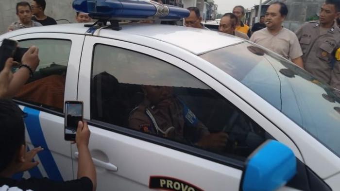 SELINGKUH: Oknum polisi dan ASN diamankan Propam Polres Nganjuk usai kedapatan selingkuh di rumah kontrakan, di Perumahan Griya Anjuk Ladang 3 Blok L Nomor 01, Kelurahan Begadung, Kecamatan Nganjuk, Kabupaten Nganjuk, Jawa Timur, Jumat (17/4/2026) sore.