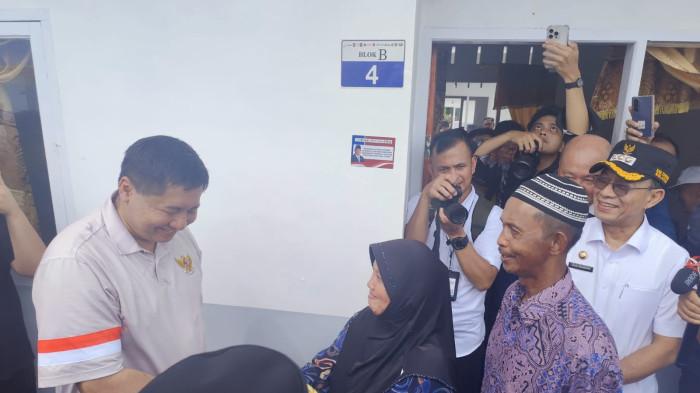 SERAHKAN HUNTAP - Menteri PKP Maruarar Sirait menyerahkan huntap warga korban banjir di Batangtoru, Tapsel, Jumat (27/3/2026). 