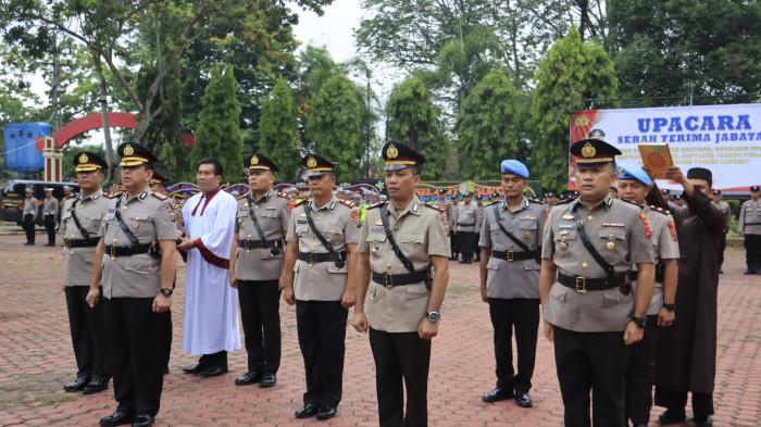 SERTIJAB - Polres Langkat melaksanakan kegiatan serah terima jabatan (sertijab) sejumlah pejabatnya di Lapangan Jananuraga Polres Langkat, pada Jumat, (17/4/2026).