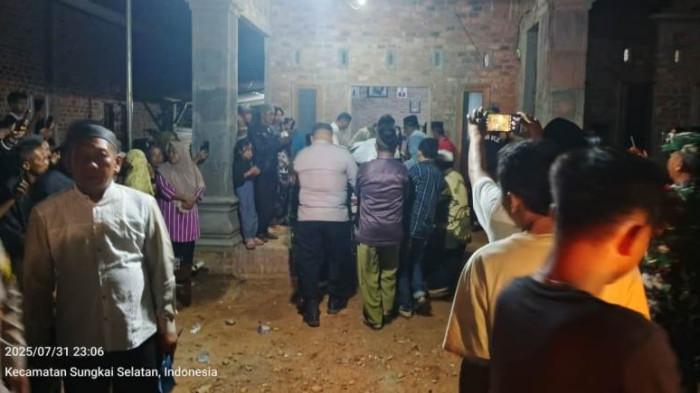 MAYAT DITEMUKAN MENGAPUNG- Jenazah Pandra Apriliadi (21) pegawai koperasi yang ditemukan meninggal dunia di sungai Natar saat tiba di rumah duka di Jalan H Mansur, Desa Gedung Ketapang, Kecamatan Sungkai Selatan, Kabupaten Lampung Utara, Kamis (31/7/2025) pukul 23.00 WIB. Jasad sudah dimakamkan.