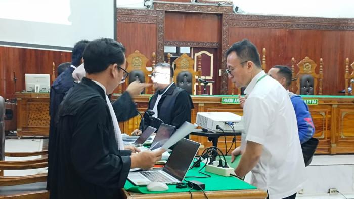 SIDANG KORUPSI - Kepala Satuan Kerja (Kasatker) Pelaksana Jalan Nasional Wilayah I Medan Dicky Erlangga, saat dihadirkan sebagai saksi, dalam sidang korupsi jalan di Sumut, Rabu (22/10/2025).