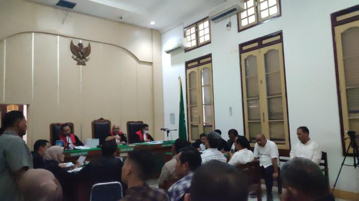 SIDANG KORUPSI - Tiga saksi dihadirkan dalam kasus korupsi jalan dengan terdakwa Direktur Utama PT Dalihan Na Tolu Grup Muhammad Akhirun Piliang alias Kirun dan Direktur PT Rona Mora Muhammad Rayhan Dulasmi, Rabu (24/9/2025).
