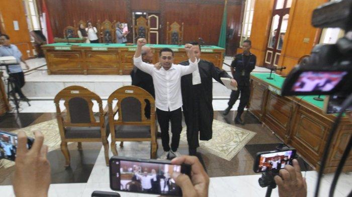 SIDANG PUTUSAN AMSAL SITEPU- Terdakwa Amsal Sitepu mengikuti sidang putusan perkara dugaan korupsi pengerjaan video profil desa, di Pengadilan Tipikor pada Pengadilan Negeri Medan, Rabu (1/4/2026). Majelis hakim memvonis bebas kepada terdakwa Amsal Sitepu.