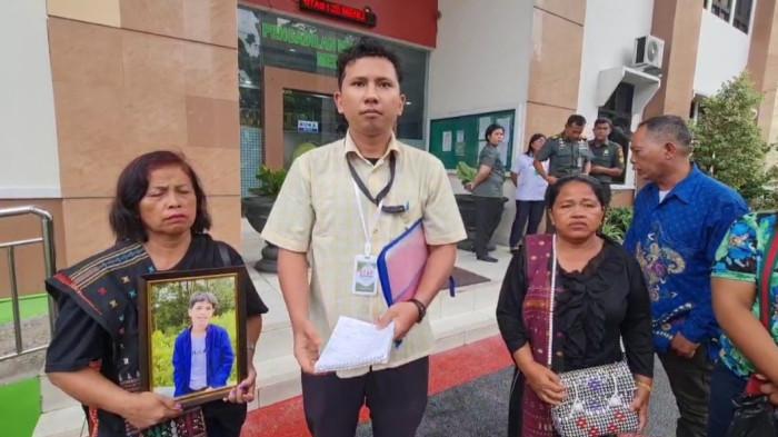 SIDANG SERTU RIZA -Keluarga MHS, saat diwawancarai usai hakim Pengadilan Militer I-02 Medan menjatuhkan 10 bulan penjara terhadap Sertu Riza Pahlevi atas tindakan penganiayaan hingga membuat korban seorang pelajar meninggal dunia, Senin (20/10/2025).