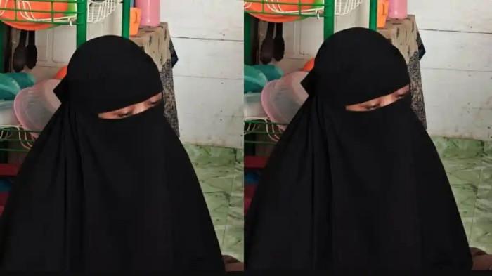SISWA SMK MENINGGAL - Ibu Mandala Rizky Syahputra, Ratnasari, tak kuasa menahan tangis saat menceritakan kepergian putranya di kediamannya di Jalan KH Ahmad Dahlan Gang 2, Samarinda, Rabu (29/4/2026). Mandala meninggal dunia akibat komplikasi kesehatan yang bermula dari hal sepele: sepatu sekolah yang kekecilan.