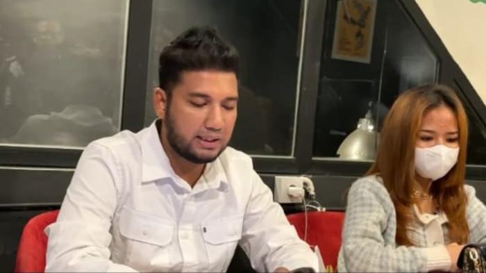 SNL (Kanan) didampingi kuasa hukumnya Muhammad Reza (kiri) saat diwawancarai mengenai melaporkan anggota DPRD Sumut inisial FA atas dugaan kekerasan seksual, Selasa (20/5/2025). SNL mengaku hamil 3 bulan lebih usai berhubungan badan dengan FA, karena dijanjikan karir sukses sebagai pegawai bank swasta.
