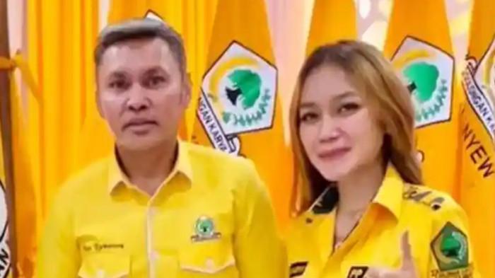 PERNAH NYALEG - Kebersamaan Nus Kei semasa hidup dengan anaknya, Desly Claudya Rumatora, Desly pernah mencalonkan diri sebagai Dewan Perwakilan Rakyat Daerah (DPRD) Kabupaten Maluku Tenggara.
