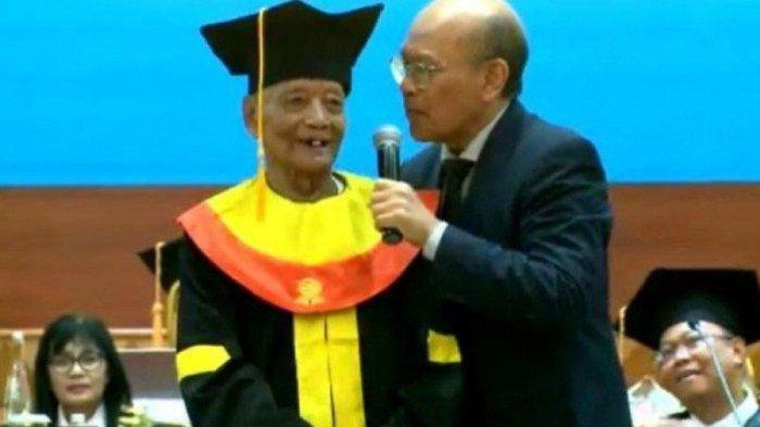SOSOK Mbah Moen, Wisudawan Tertua yang Lulus Jadi Sarjana di Usia 84 Tahun,Tamat Setelah 26 Semester
