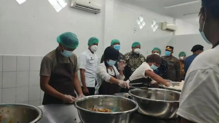 SPPG DITUTUP- Proses persiapan makanan di Dapur SPPG Sidikalang untuk diberikan kepada siswa - siswi yang ada di Kabupaten Dairi, Jumat (13/6/2025). Dinkes Sumut sebut banyak SPPG yang gagal dalam tahapan pemeriksaan air dan pengolahan sampah makanan.