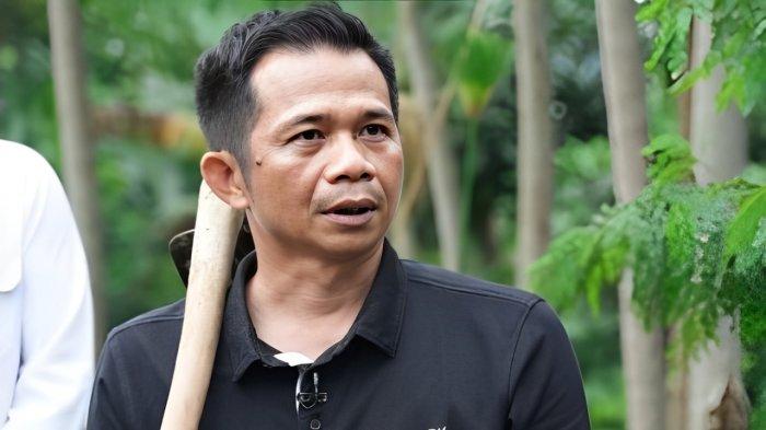 BELIKAN RUMAH- Saepul Bahri Binzein atau Om Zein, Bupati Purwakarta belikan rumah warga dari hasil gadaikan SK miliknya. Ia membelikan warga rumah karena prihatin melihat kondisi rumah warganya yang tidak layak huni.