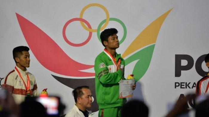 BONUS ATLET: Samuel Marbun ketika meraih medali emas di kelas Sanda 65 kg PON XXI/2024 Aceh-Sumut. Samuel akan manfaatkan bonus medali tersebut untuk keluarga dan investasi masa depan.
