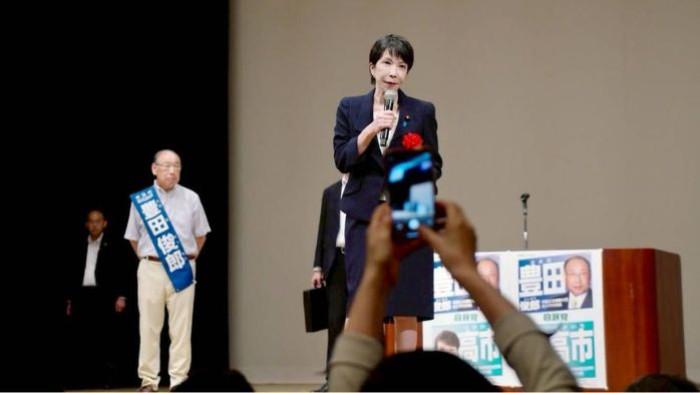 Sanae Takichi berpidato di Jepang