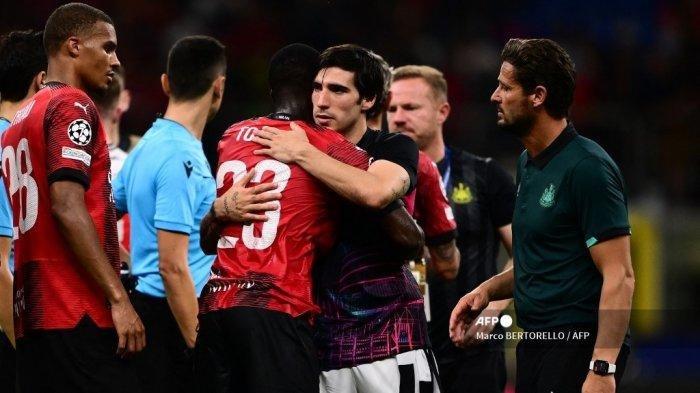 SANDRO TONALI - Gelandang Newcastle United Italia #08 Sandro Tonali (tengah) memeluk mantan bek Inggris #23 AC Milan Fikayo Tomori di akhir pertandingan sepak bola grup F putaran pertama Liga Champions UEFA antara AC Milan dan Newcastle di stadion San Siro di Milan pada bulan September 19, 2023. 