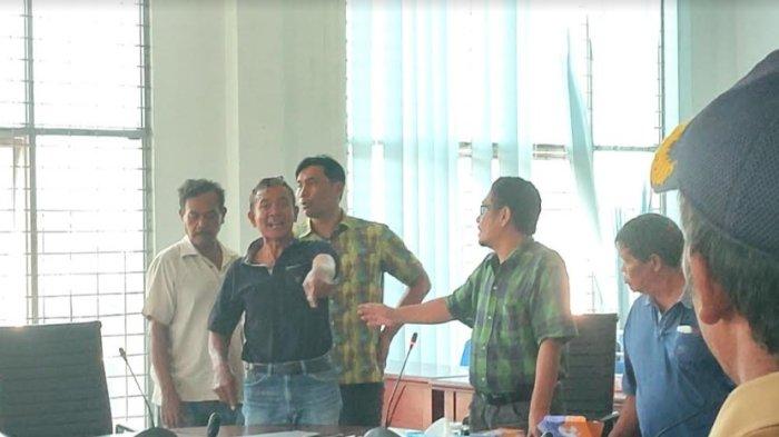 Korban Erupsi Gunung Sinabung Gebrak Meja saat RDP di DPRD, Sebut Pemkab Karo Banyak Alasan,