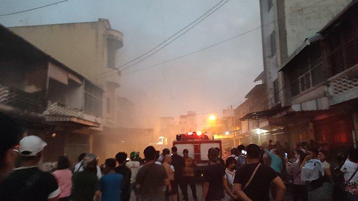 KEBAKARAN Pasar Sambu, Enam Unit Mobil Pemadam Dikerahkan, Api Berasal dari Ruko Jual Alat Dapur