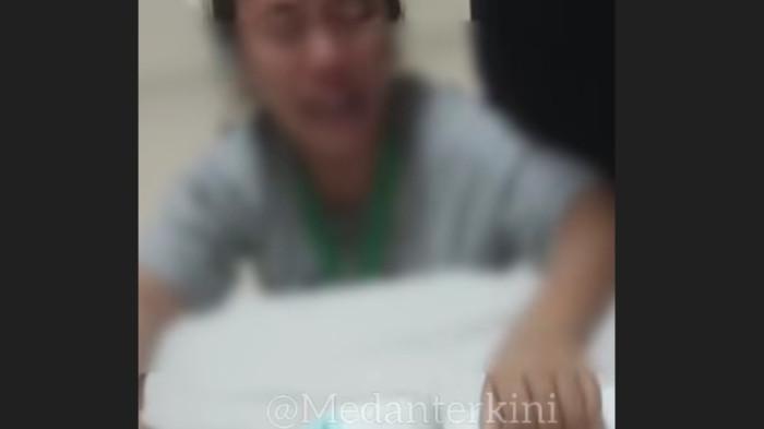 VIRTAL DI MEDSOS - Screenshoot video di medsis orangtua terlihat menangisi anaknya yang telah meninggal saat dirawat di RSUP H Adam Malik, Selasa (27/1/2026). keluarga pasien ini diminta biaya Rp 37,5 M usai anaknya meninggal.