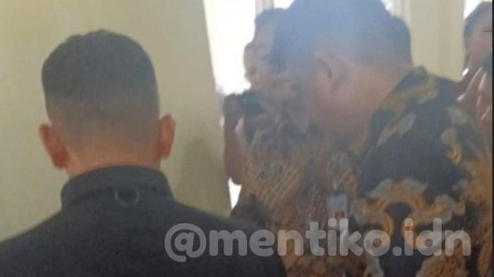 TAMPAR PEGAWAI BUMD - Screenshot foto Gubsu Bobby saat menegur pegawai BUMD yang menggunakan narkoba di Koni beberapa waktu lalu. Bobby merespon soal fotonya yang viral karena diduga menampar pegawai BUMD.