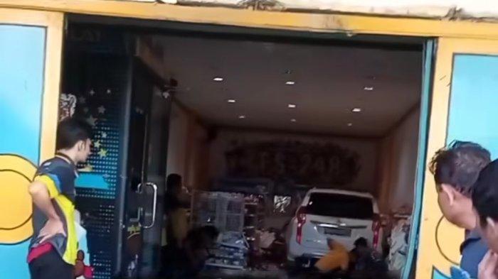 Mobil Pajero Sport Tabrak Minimarket Yes248 Simpang Adipura Jalan Tengku Amir Hamzah Medan