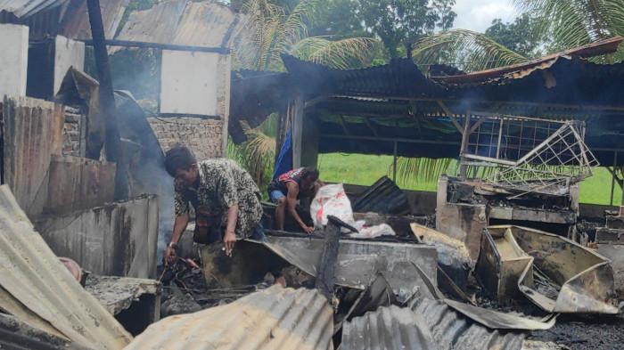 Sebanyak 10 kios terbakar di Jalan Kebun Kopi, Desa Marindal I, Kecamatan Patumbak, Kabupaten Deli Serdang, Senin (13/10/2025). Sebanyak 2 orang dilaporkan luka-luka akibat terbakar.