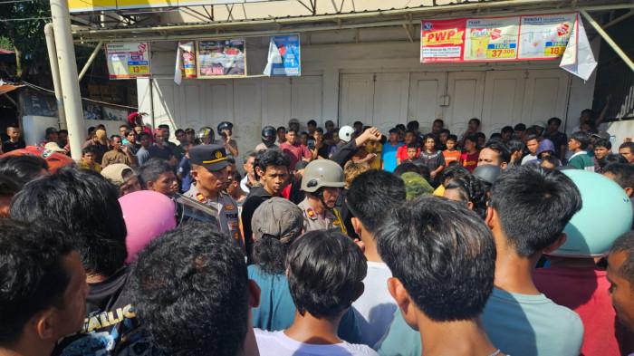 Aksi penjarahan sejumlah minimarket di Sibolga, Sabtu (29/11/2025). Sebanyak 16 orang diamankan Sat Reskrim Polres Sibolga.