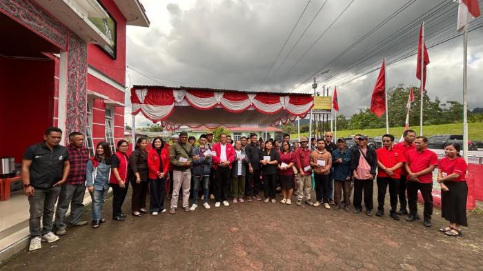 Sebanyak 44 kepala keluarga terdampak banjir dan longsor menerima bantuan tersebut.