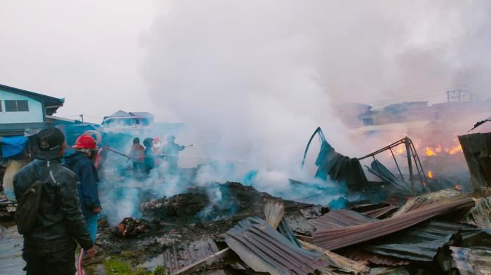 Sebanyak 45 lapak pedagang hangus terbakar akibat kebakaran tersebut.