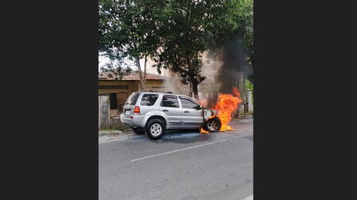 Mobil Terbakar saat Masuk Bengkel di Medan Sunggal, Diduga karena Korsleting Listrik