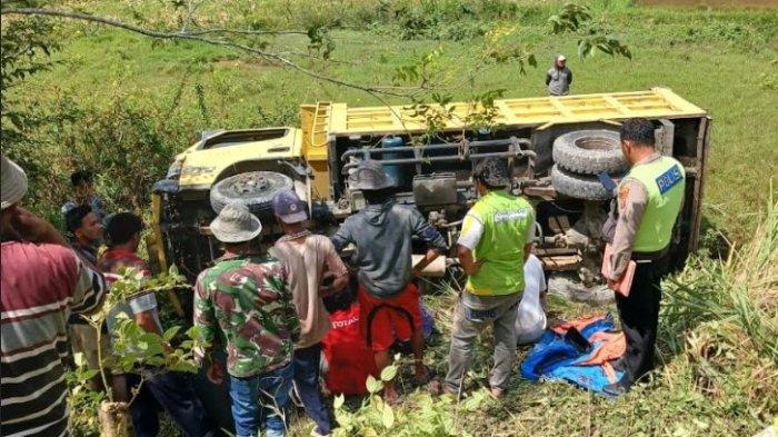 Satu Orang Tewas setelah Jalan Amblas ketika Truk Pengangkut Batu Melintas di Siborong-borong