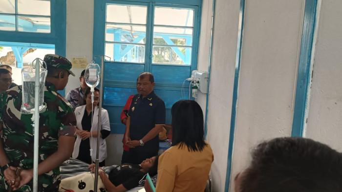 Wabup Toba Jenguk Pelajar yang Sedang Dirawat di Rumah Sakit Akibat Dugaan Keracunan MBG