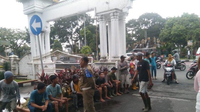 Kernet Truk Sampah Gelar Aksi Damai di Kantor Wali Kota Binjai, Minta Gaji Disetarakan
