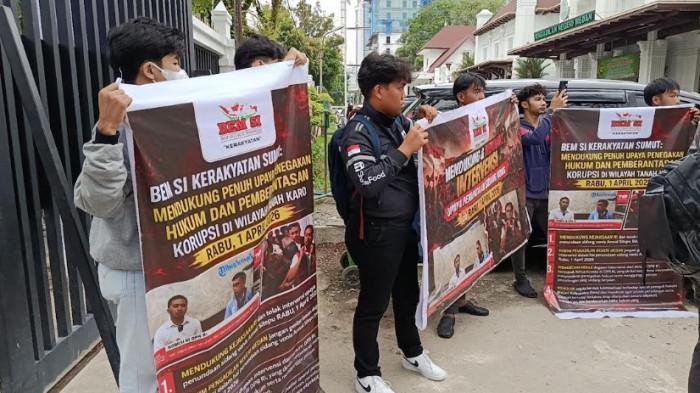 VONIS BEBAS AMSAL - Sejumlah mahasiswa berunjukrasa di depan Pengadilan Negeri Medan, Rabu (1/4/2026). Mereka memprotes vonis bebas Amsal Sitepu, yang diduga usai diintervensi DPR RI Komisi III.