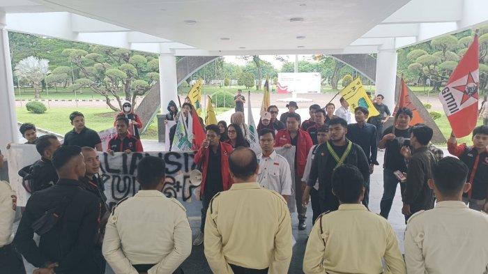 BREAKINGNEWS : Puluhan Mahasiswa USU Kembali Geruduk Biro Rektor, Protes Soal Kenaikan UKT