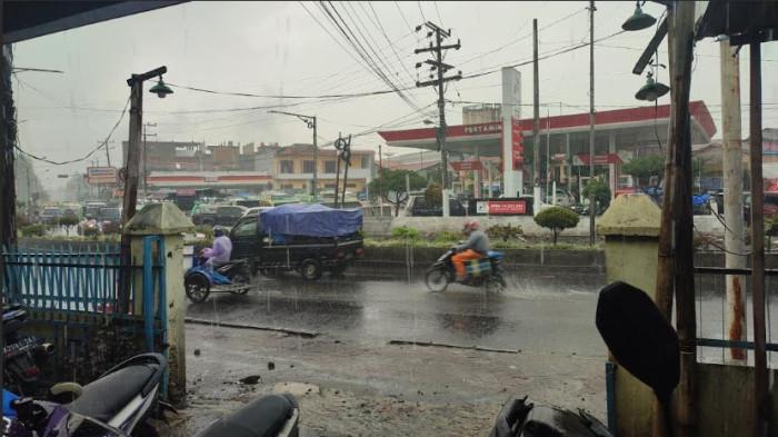 CUACA EKSTREM KARO - Sejumlah pengendara sepeda motor mengenakan jas hujan di tengah guyuran hujan deras saat melintas di Jalan Jamin Ginting, Kabanjahe, Kabupaten Karo, Jumat (5/12/2025). Melihat curah hujan yang masih tinggi, wakil ketua Komisi D DPRD Karo meminta kepada BPBD Karo agar melakukan pencegahan dini. (TRIBUN MEDAN/MUHAMMAD NASRUL)