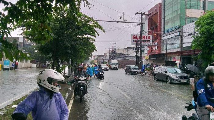 Sejumlah ruas jalan di Kota Medan terendam banjir setelah hujan deras mengguyur sejak dini hari, Kamis (27/11/2025). Kendaraan dan warga tampak kesulitan melintas akibat tingginya genangan yang melumpuhkan aktivitas.