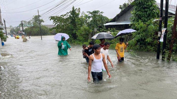 Sejumlah ruas jalan di Kota Medan terendam banjir setelah hujan deras mengguyur sejak dini hari, Kamis (27/11/2025). Kendaraan dan warga tampak kesulitan melintas akibat tingginya genangan yang melumpuhkan aktivitas.