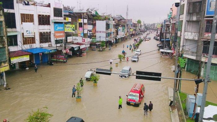 Sejumlah ruas jalan di Kota Medan terendam banjir setelah hujan deras mengguyur sejak dini hari, Kamis (27/11/2025). Kendaraan dan warga tampak kesulitan melintas akibat tingginya genangan yang melumpuhkan aktivitas.