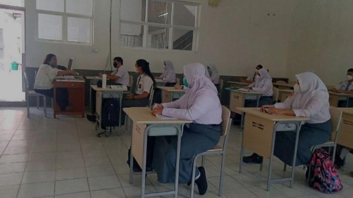 Sejumlah siswa SMA sedang mengikuti kegiatan belajar mengajar di kelas beberapa waktu lalu. Besok, seluruh siswa SMA tetap sekolah seperti biasanya.