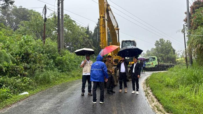 Sekretaris Daerah tinjau jalan longsor di Pakpak Bharat