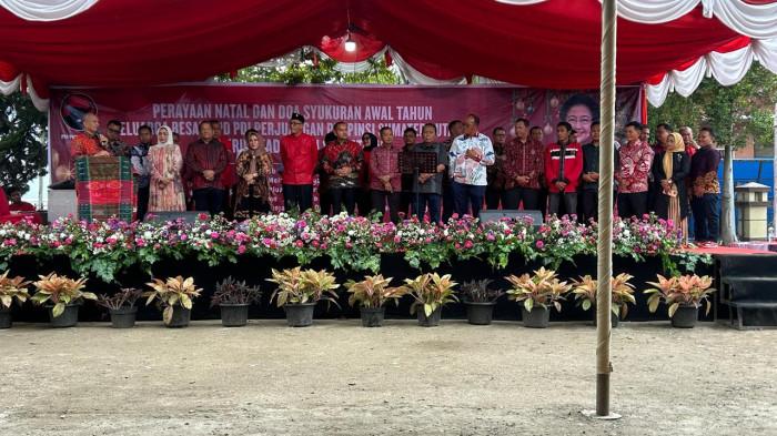 Ketua DPD PDI Perjuangan Sumatera Utara Drs Rapidin Simbolon MM bersama segenap pengurus DPD PDI Perjuangan Sumut menyampaikan ucapan Selamat Natal dari panggung perayaan Natal dan doa syukuran awal tahun di Pangururan, Kabupaten Samosir, Kamis (8/1/2026). Kegiatan yang digelar sederhana di lapangan terbuka ini dihadiri kader dan perwakilan akar rumput sebagai peneguhan nilai kebersamaan, toleransi, dan solidaritas.