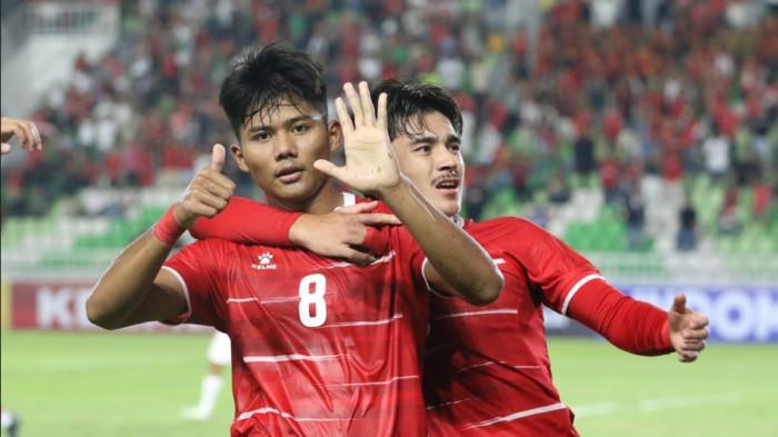 INDONESIA VS MYANMAR - Selebrasi pesepakbola timnas Indonesia Arkhan Kaka dan rekan setimnya seusai mencetak gol ke gawang timnas Myanmar pada pertandingan pembukaan AFF U-19, di Stadion Utama Sumatra Utara, Deliserdang, Senin (1/6/2026). Hasil pertandingan dibabak pertama, punggawa Indonesia unggul sementara atas Myanmar dengan skor 1-0.
