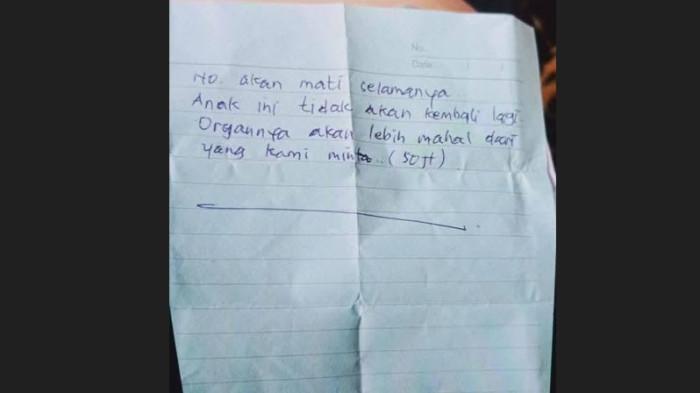 PENCULIKAN ANAK: Selembar surat permintaan tebusan sebesar Rp 50 Juta kepada keluarga siswa SD di Medan Marelan yang diduga diculik, Kamis (31/7/2025). Pihak kepolisian masih menyelidiki kasus ini, diantaranya mencari korban dan mengungkap motif dibaliknya.