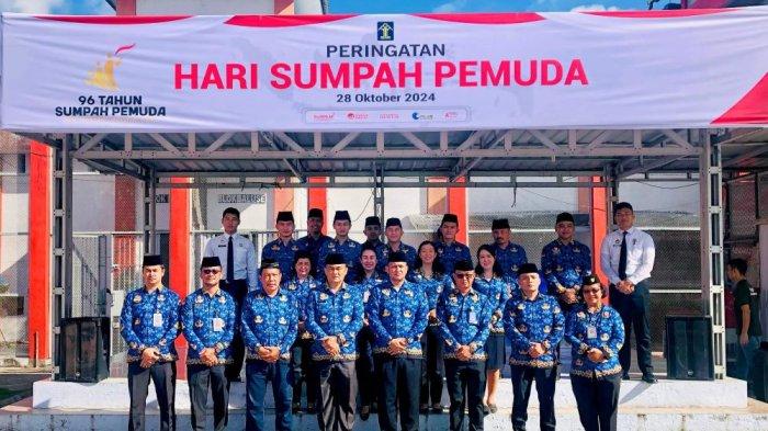  Seluruh pegawai Lembaga Pemasyarakatan Perempuan Kelas II B Gunungsitoli Kantor Wilayah Kementerian Hukum dan HAM Sumatera Utara (Kemenkumham Sumut), melaksanakan Upacara Peringatan Hari Sumpah Pemuda Ke-96 Tahun 2024 di lapangan Lapas Kelas IIB Gunungsitoli, Senin (28/10/2024).