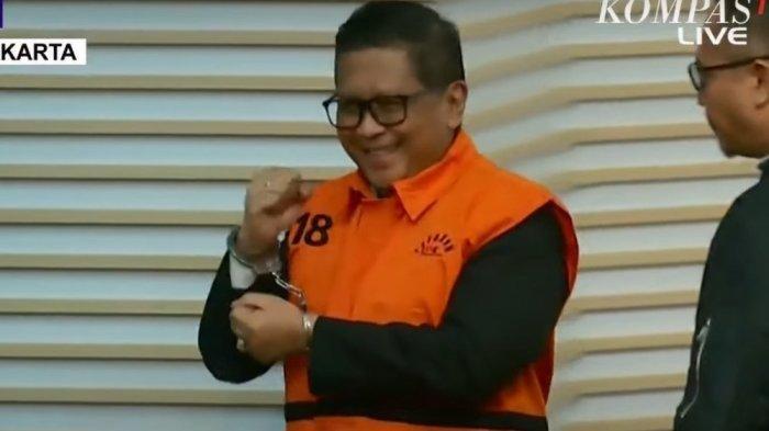MOMEN HASTO DITAHAN - Sekjen PDIP Hasto Kristiyanto resmi berseragam rompi oranye KPK, Gedung KPK, Jakarta, Kamis (20/2/2025). Hasto ditahan atas kasus dugaan suap pengurusan pergantian antarwaktu (PAW) anggota DPR RI 2019–2024 serta kasus dugaan perintangan penyidikan.