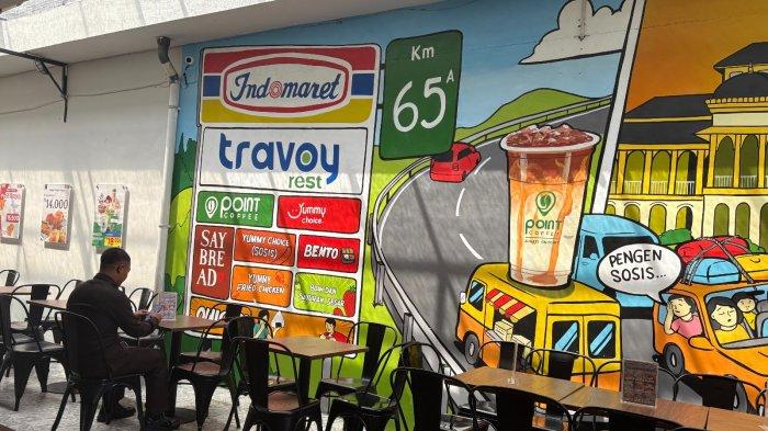 Seorang pengunjung sedang duduk santai sambil menunggu makananya tiba di Rest Area Travoy 65 B di Tol MKTT Serdangbedagai, Sumut, Senin (27/4/2026). Rest area ini  menjadi tempat istirhat pengunjung yang hendak menuju Bandara Internasional Kualanamu.