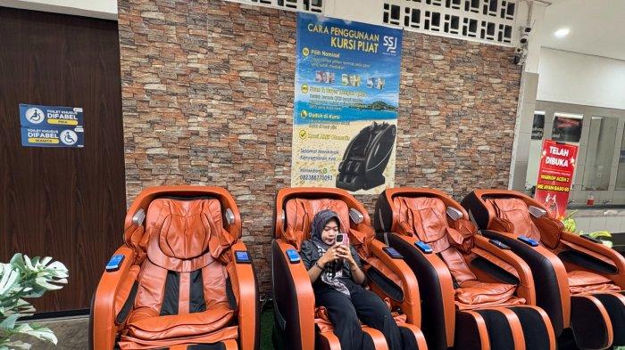 Seorang pengunjung sedang menikmati fasilitas kursi pijat yang disediakan di Rest Area Travoy 65 B di Tol MKTT Serdangbedagai, Sumut, Senin (27/4/2026). Rest area ini  menjadi tempat istirhat pengunjung yang hendak menuju Bandara Internasional Kualanamu.